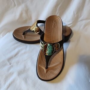 Crocs Sanrah Hammered Circle Wedge Flip Flop Sandals